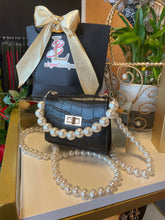 Load image into Gallery viewer, Loriann Messenger Bag
